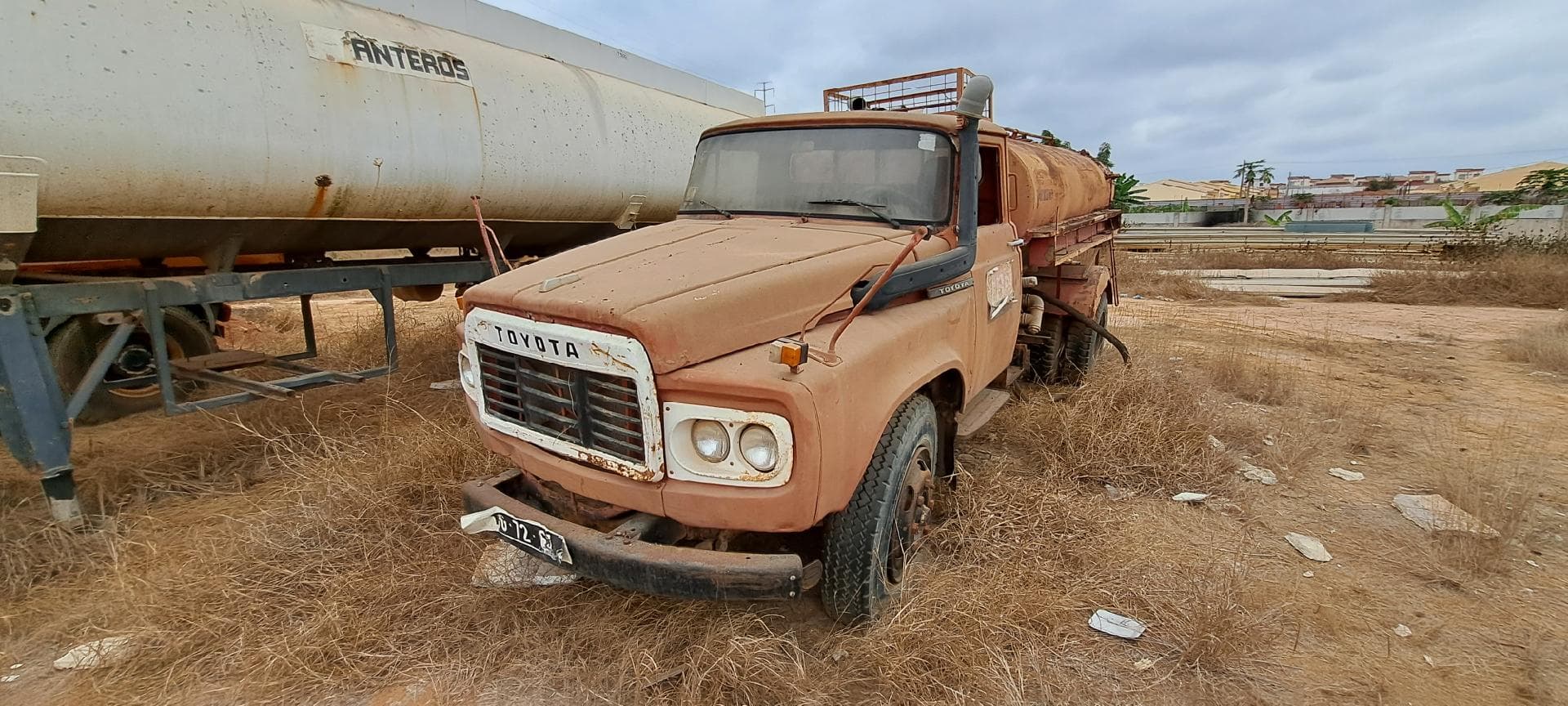 Camião cisterna TOYOTA 110L
