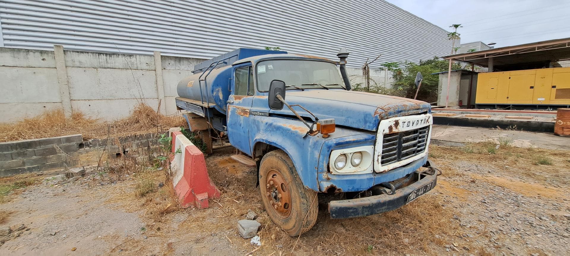 Camião cisterna TOYOTA DA115H3 — imagen 2
