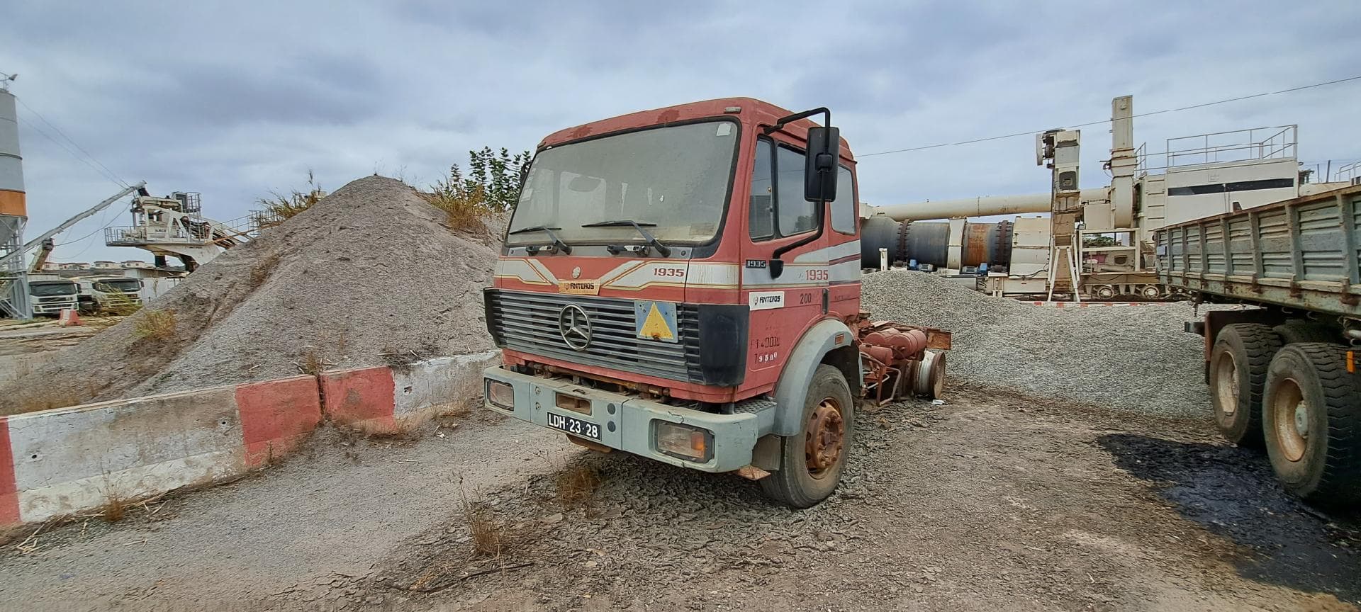 Camião trator MERCEDES BENZ 19355k — imagen 1
