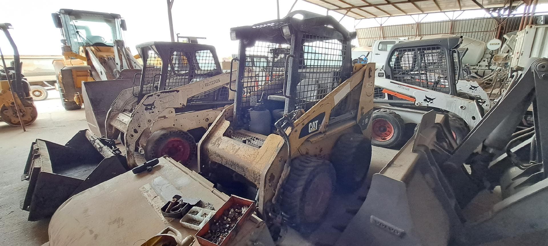 Mini pá CATERPILLAR 216B