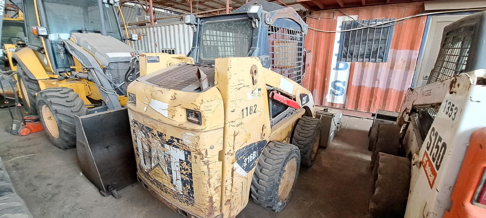 Mini pá CATERPILLAR 216B — imagen 2