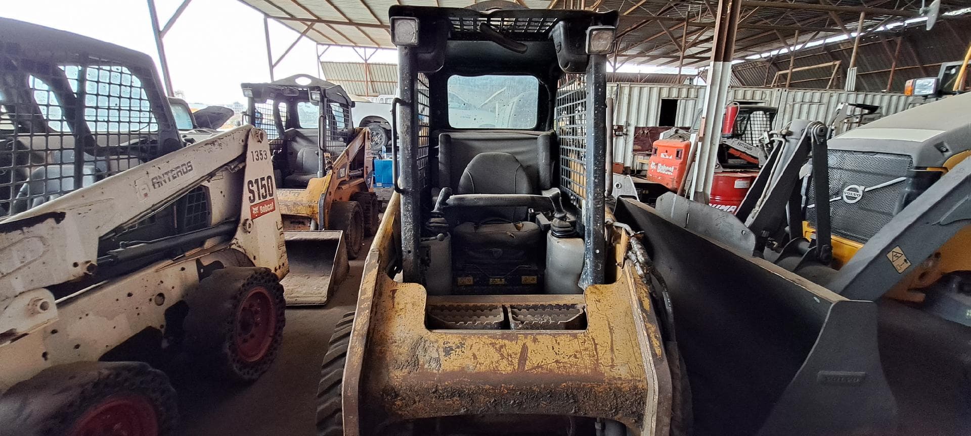 Mini pá CATERPILLAR 216B — imagen 3