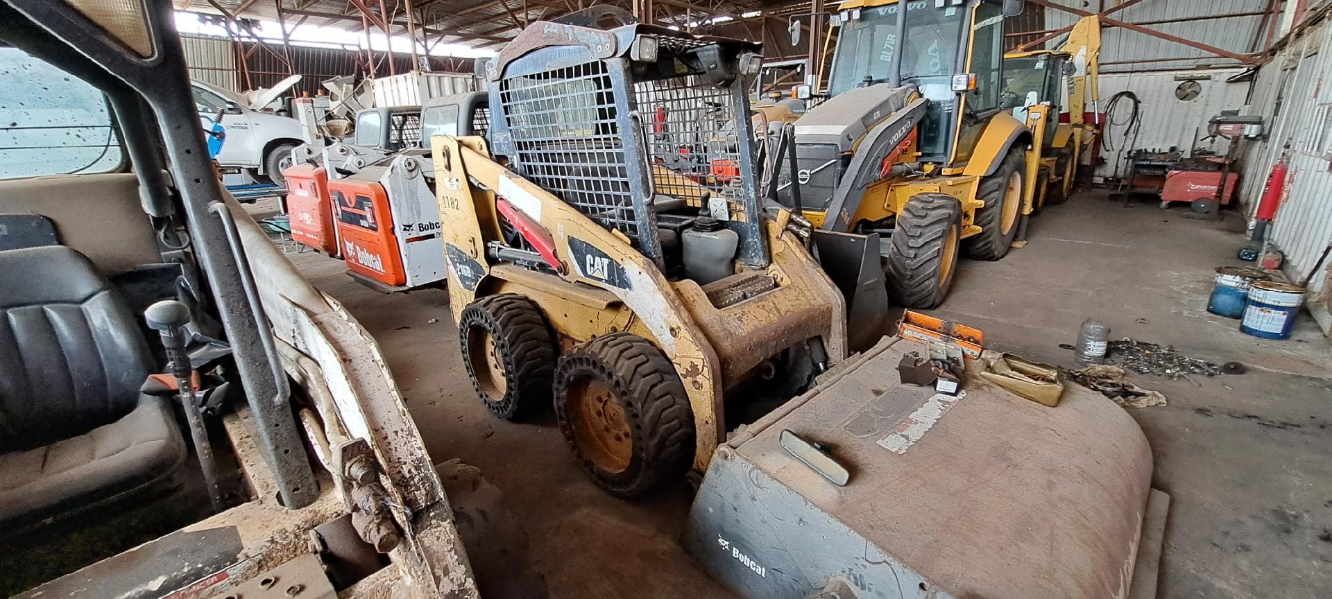 Mini pá CATERPILLAR 216B — imagen 4