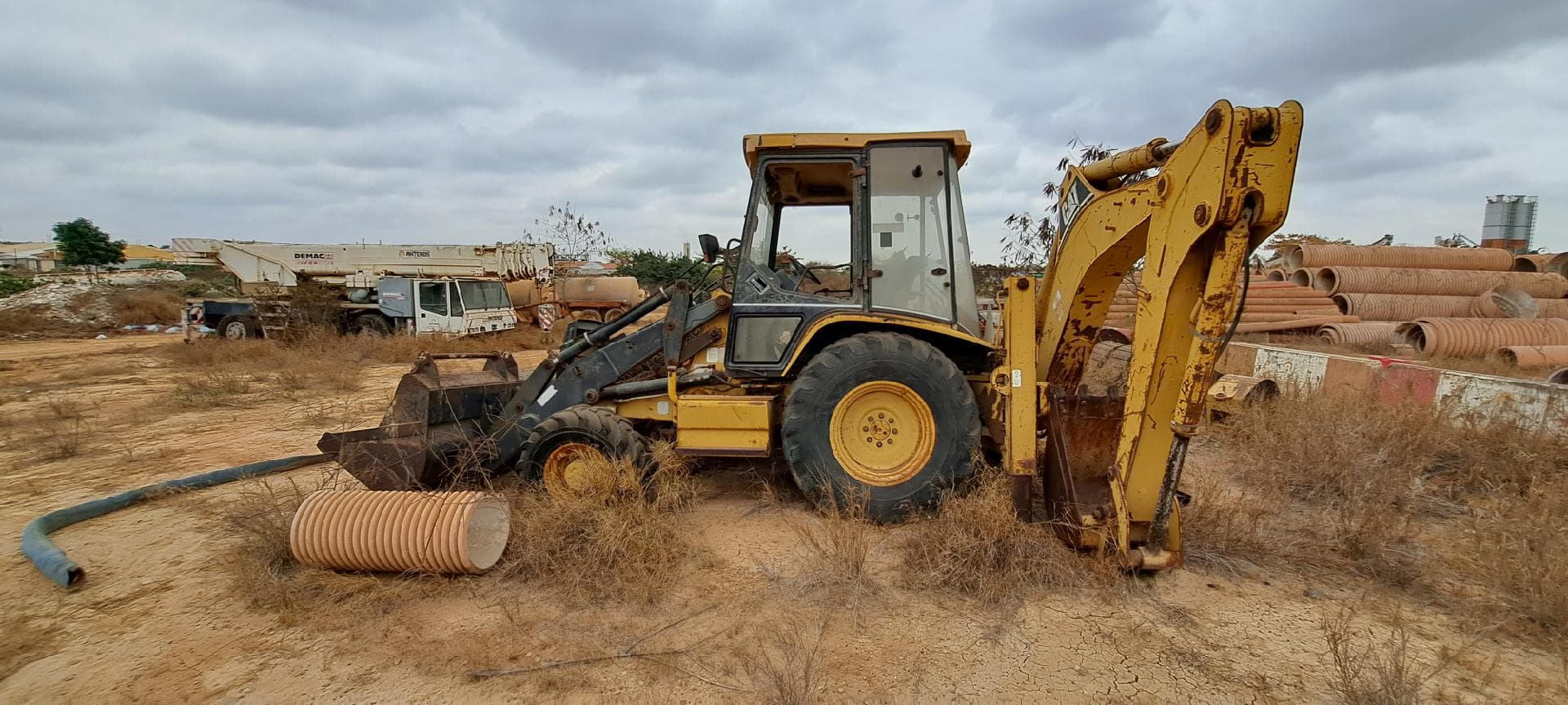 Retroescavadora CATERPILLAR 438C — image 2