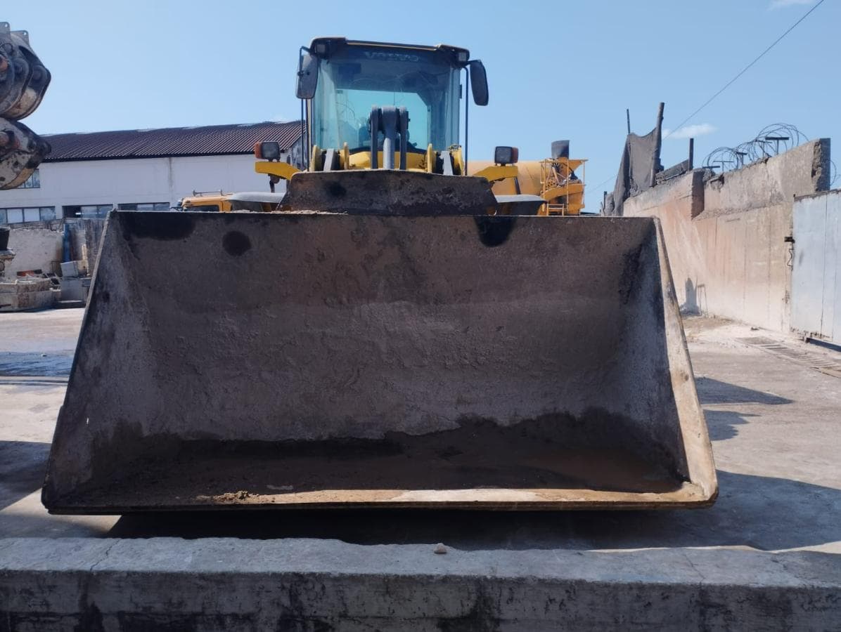 Pá Carregadeira Volvo L120F · — imagem 3