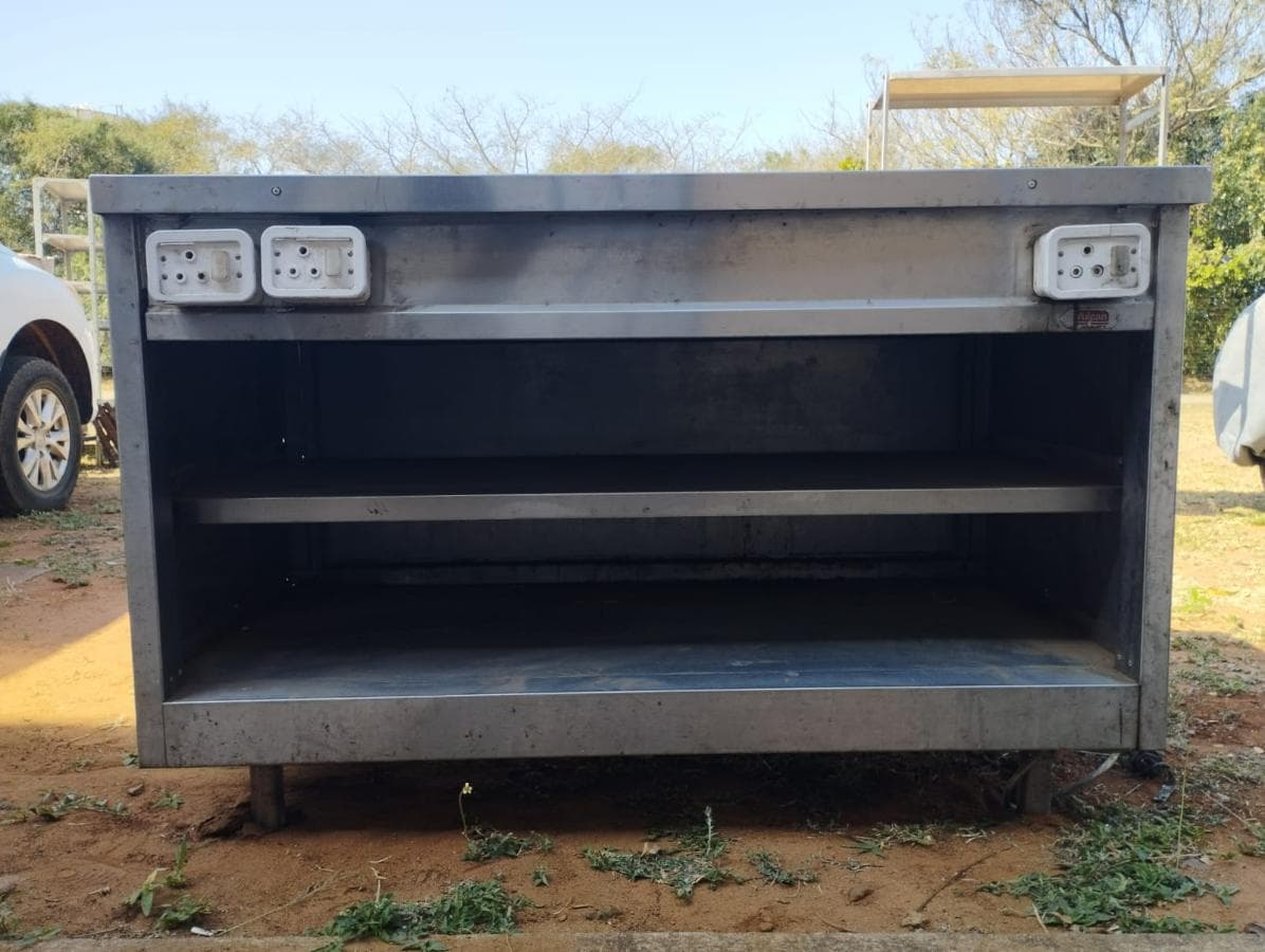 Mesa metálica ·
