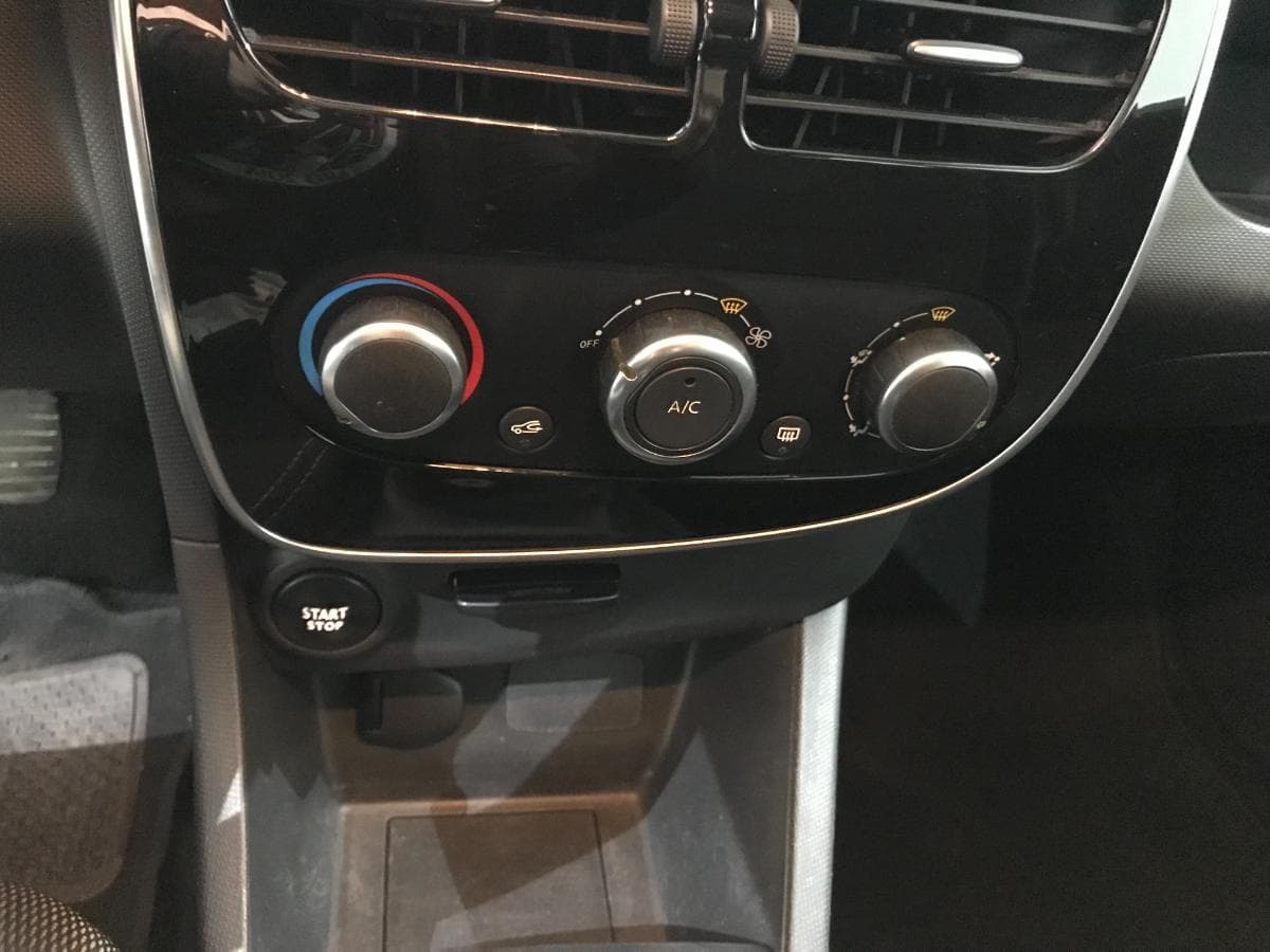 Renault Clio 1.5DCI · Ano 2015 — image 36