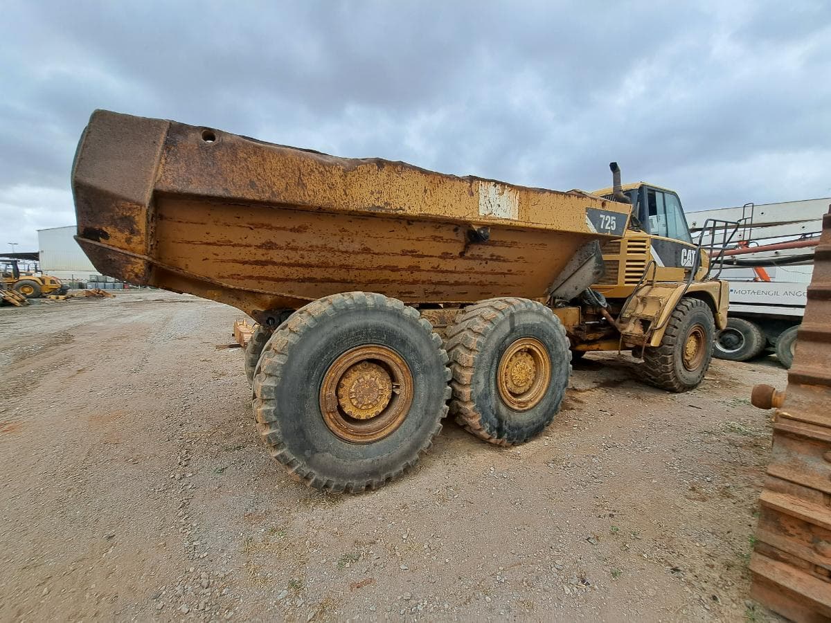 Dumper (30T) CATERPILLAR 725 · Viana — imagen 9