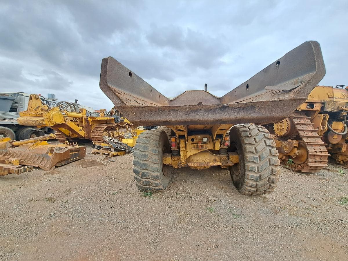 Dumper (30T) CATERPILLAR 725 · Viana — imagen 8