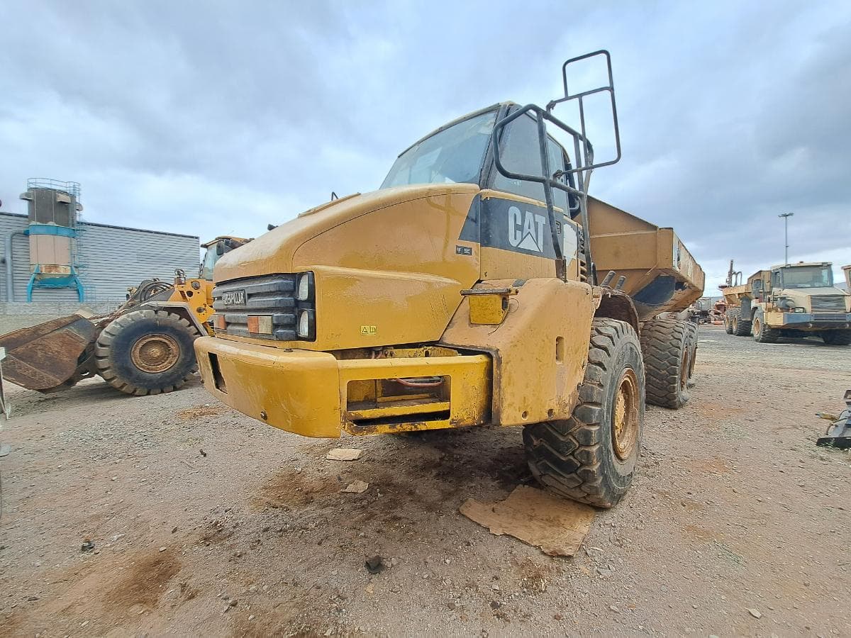 Dumper (30T) CATERPILLAR 725 · Viana — imagen 1