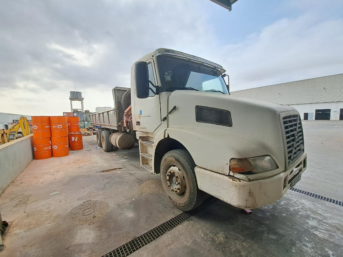 Camião (26T) c/ Braço Hidráulico VOLVO NH 12 · — image 2