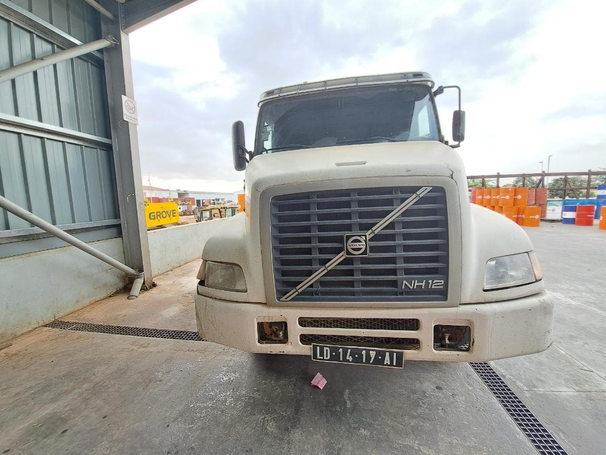 Camião (26T) c/ Braço Hidráulico VOLVO NH 12 · — image 4