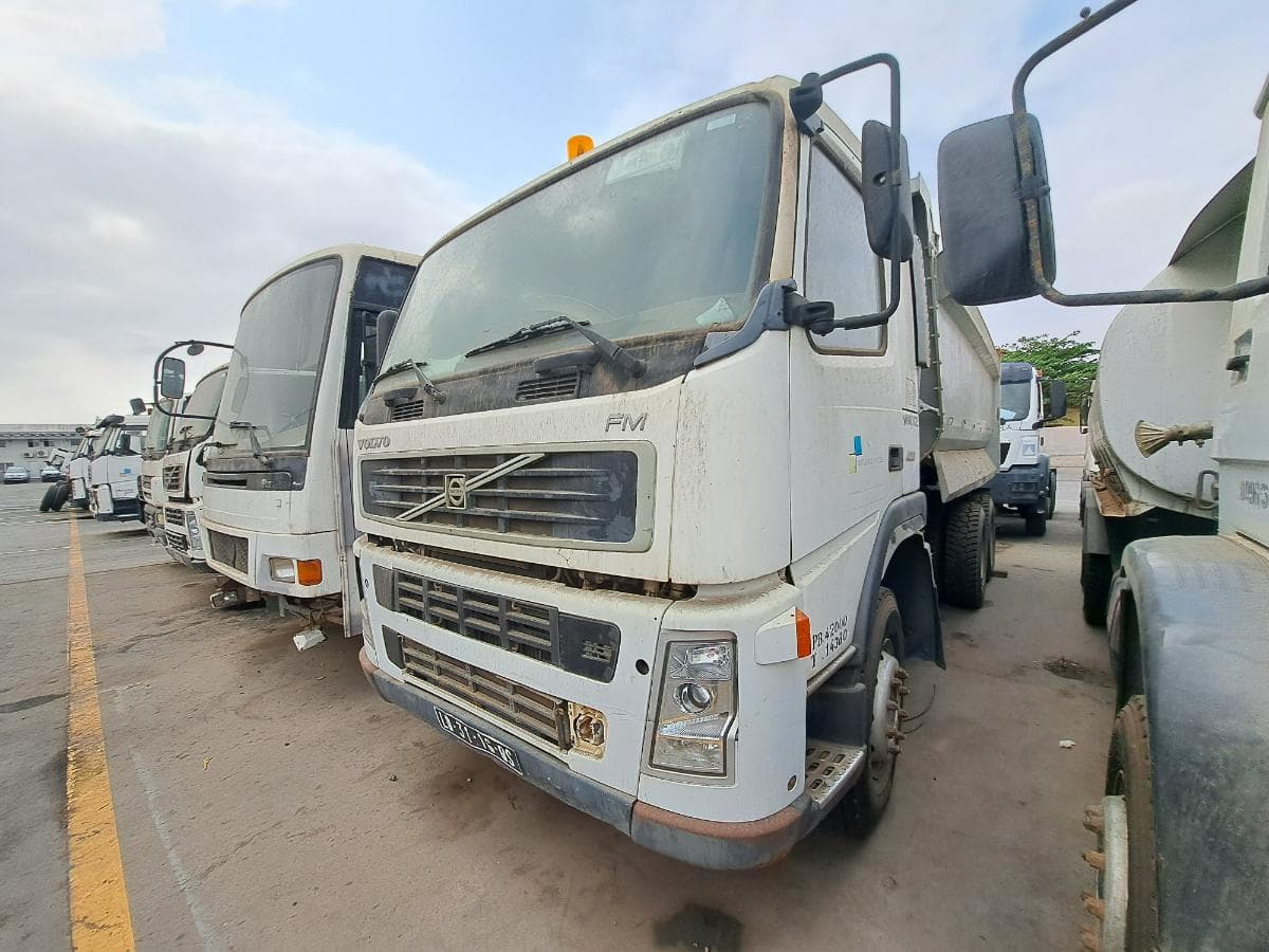 Camião Basculante (6X4) VOLVO FM 13 · Viana
