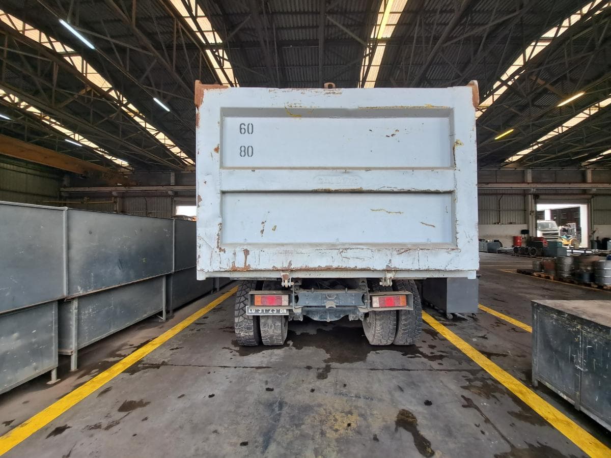 Camião Basculante 26 T (6X4) VOLVO FM 13-400 · Viana — imagem 3