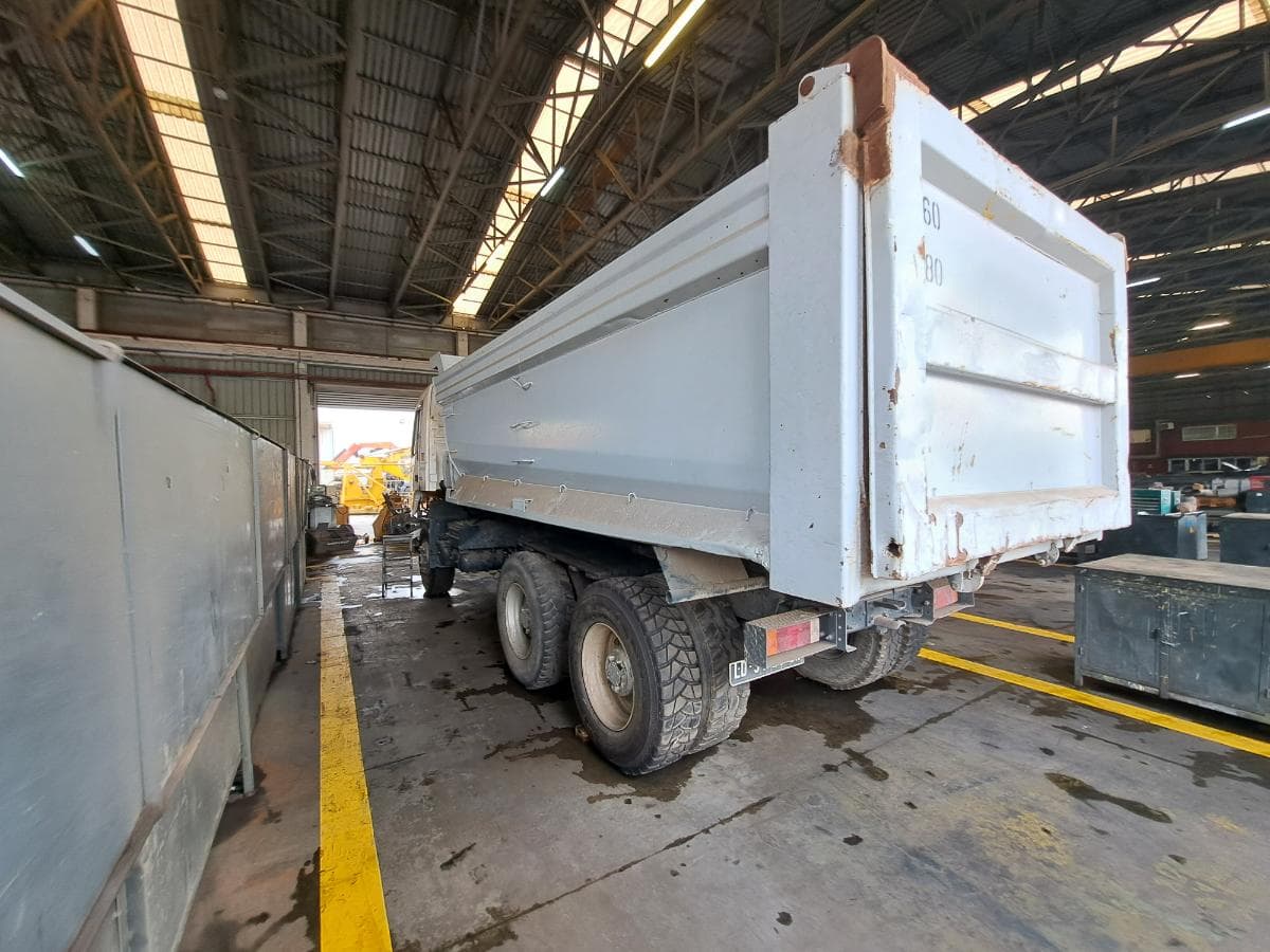 Camião Basculante 26 T (6X4) VOLVO FM 13-400 · Viana — imagem 2