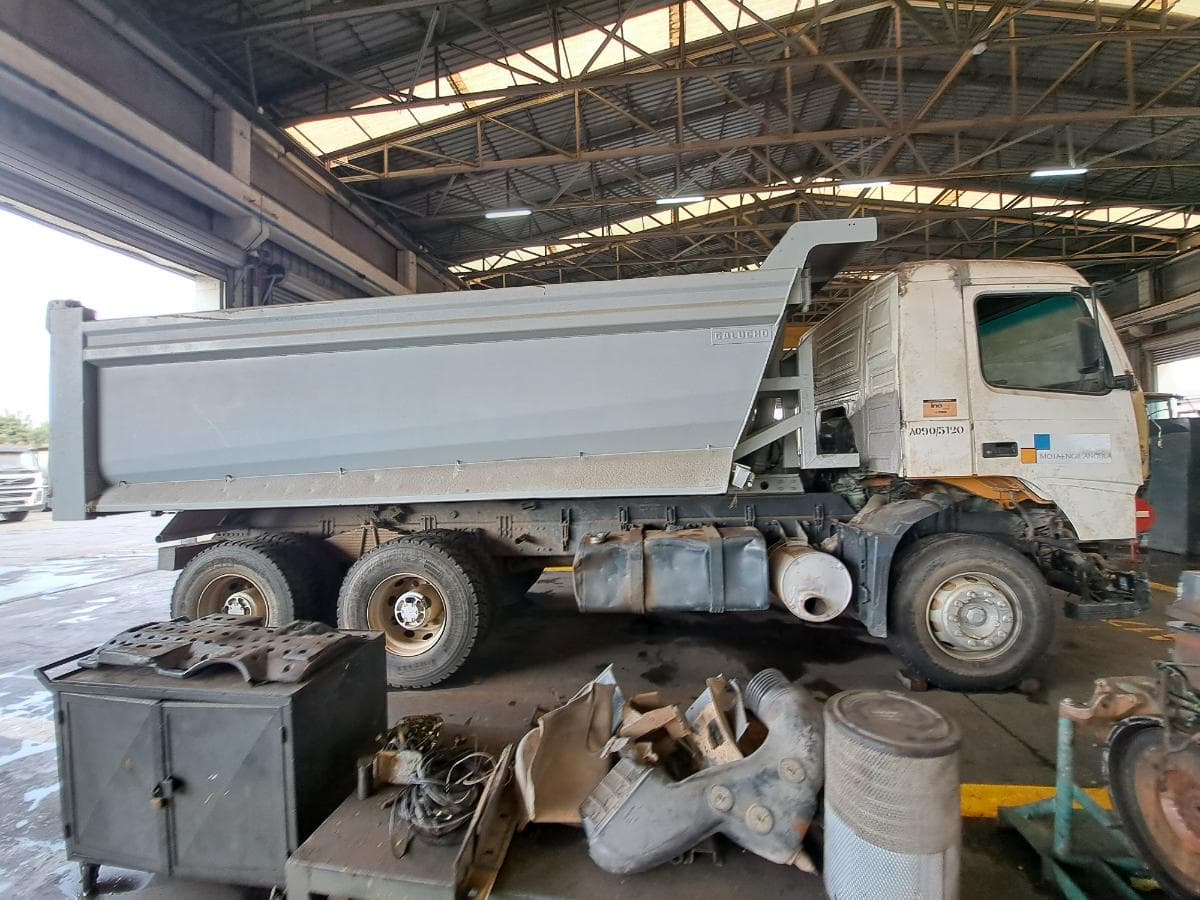 Camião Basculante 26 T (6X4) VOLVO FM 13-400 · Viana