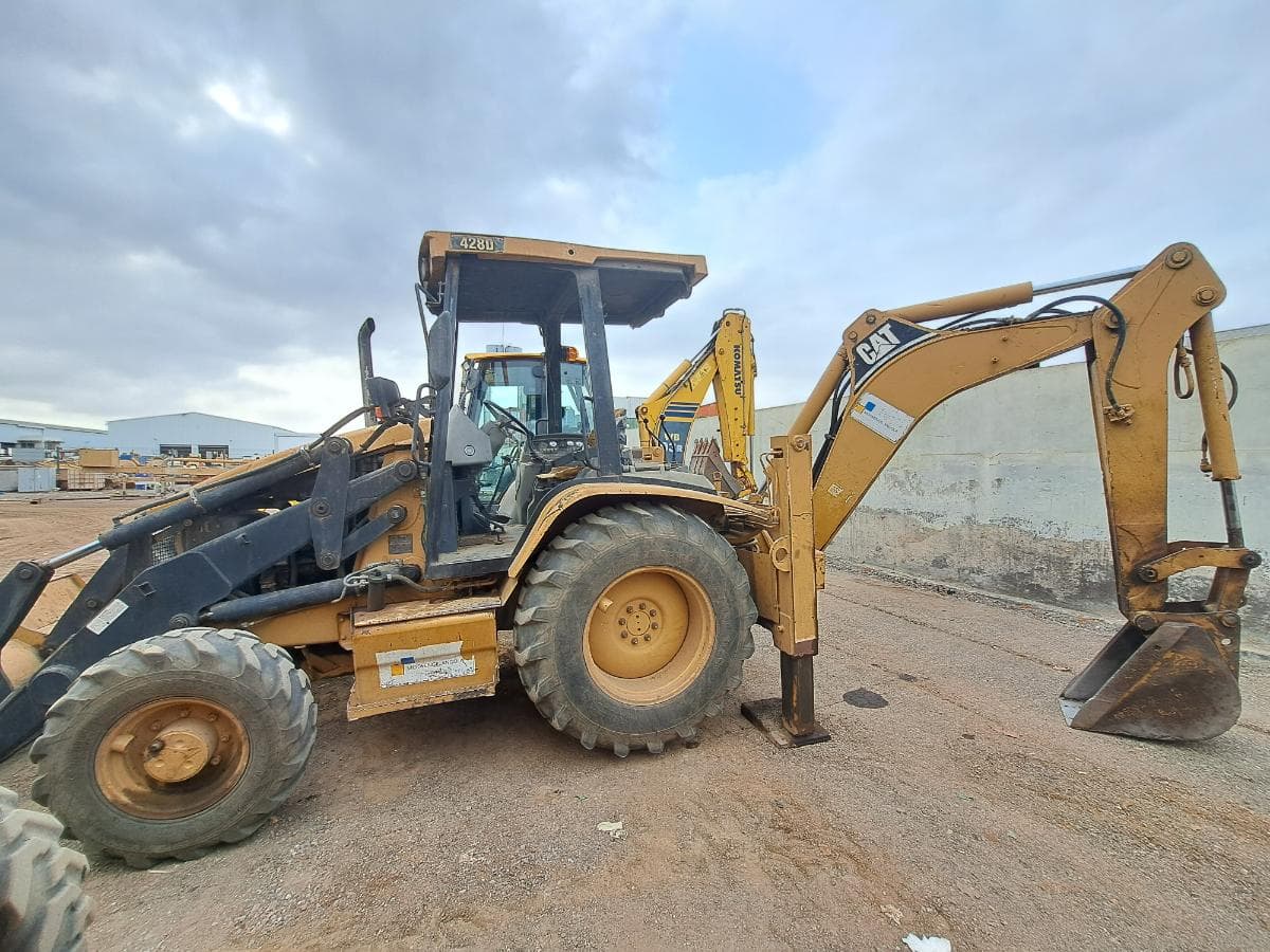 Retroescavadora CATERPILLAR 428 D · Viana — imagen 6