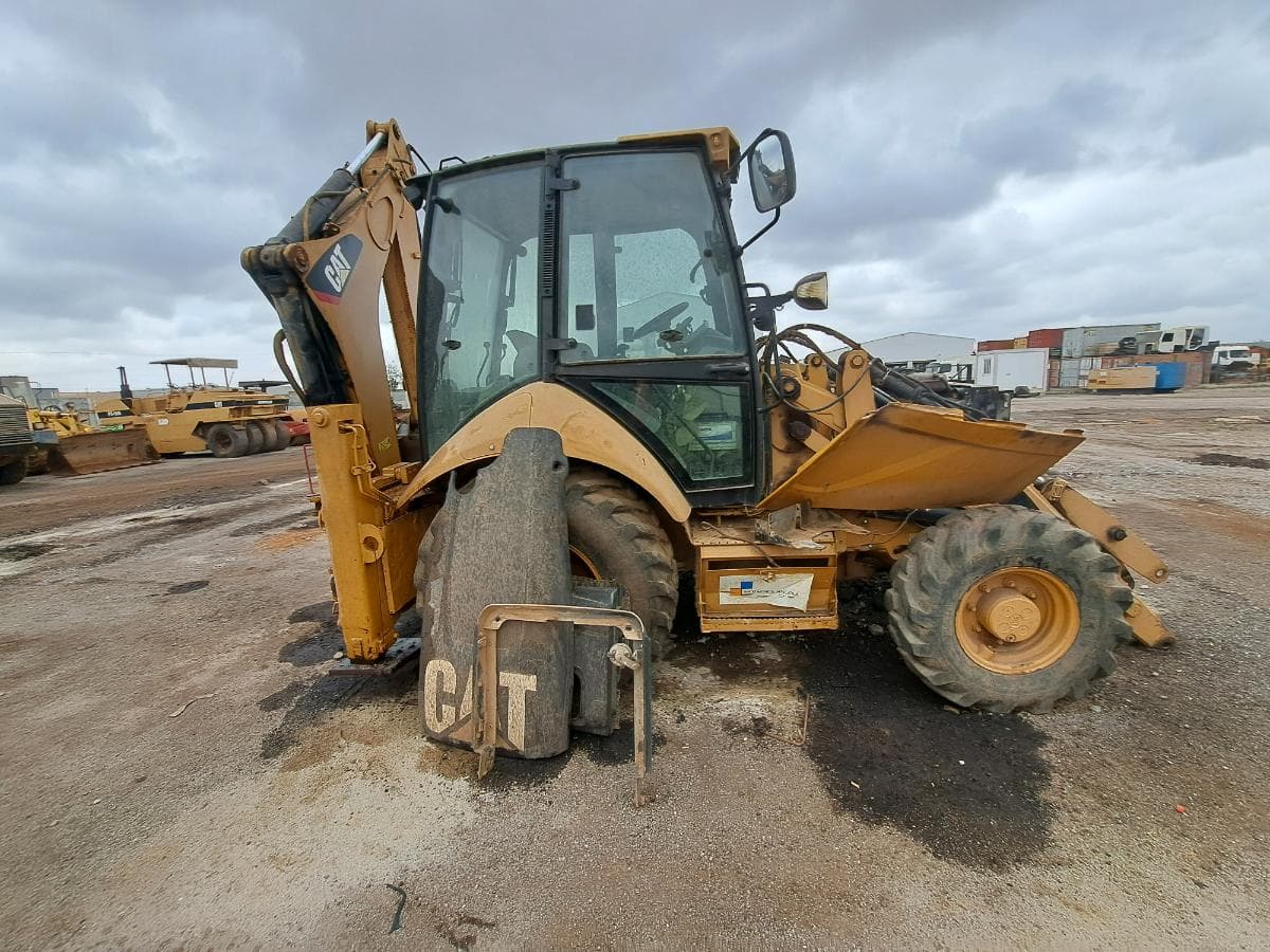 Retroescavadora CATERPILLAR 428 D · Viana — imagen 2