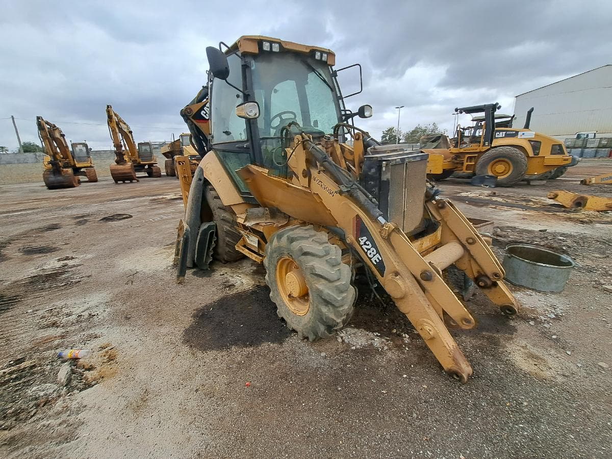 Retroescavadora CATERPILLAR 428 D · Viana — imagen 1