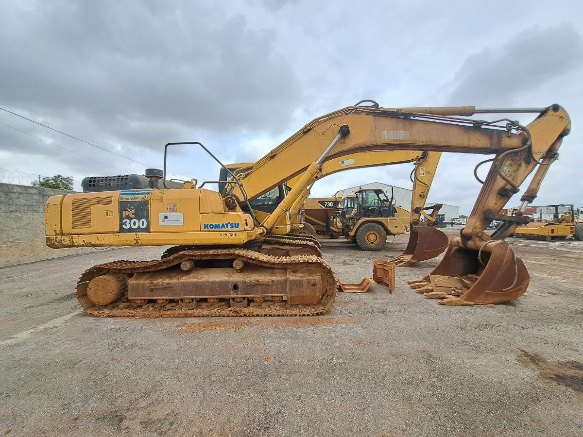 Escavadorade de Rastos (30T) KOMATSU PC300-7 · Viana — image 3