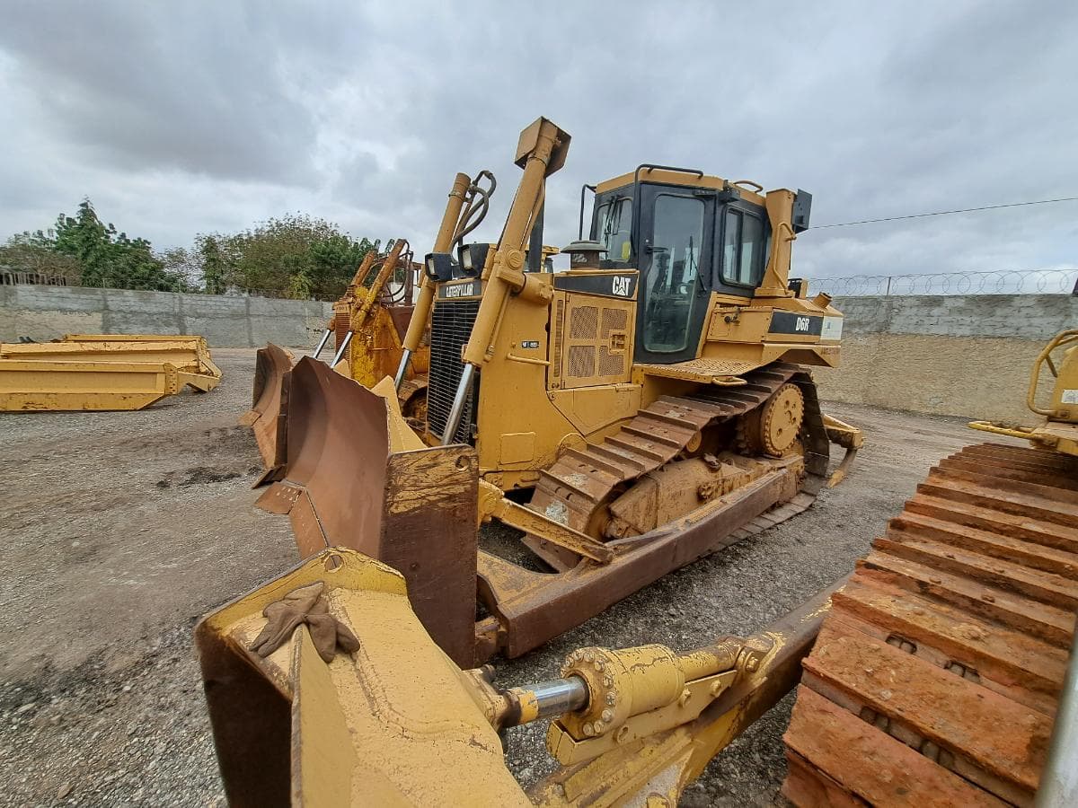 Bulldozer CATERPILLAR D6 R3 DS · Viana — imagen 4