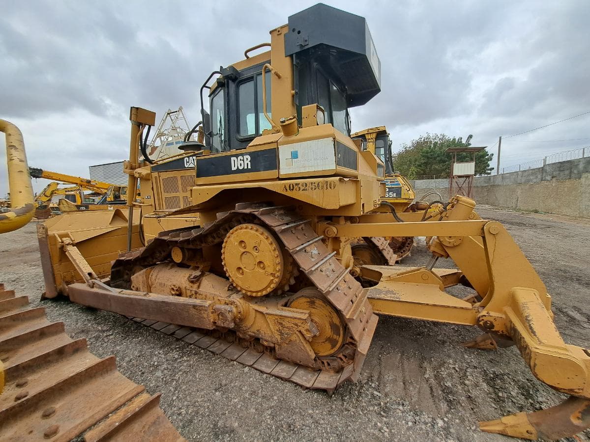 Bulldozer CATERPILLAR D6 R3 DS · Viana — imagen 2