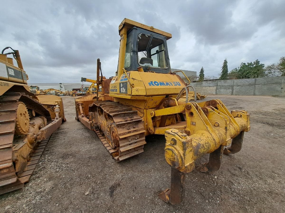 Bulldozer KOMATSU D65E-12 · Viana — image 4