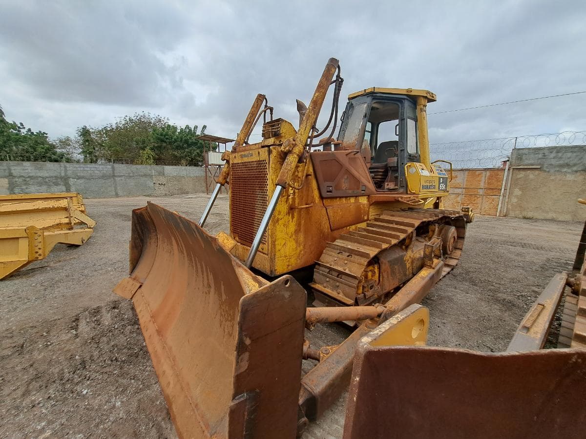 Bulldozer KOMATSU D65E-12 · Viana