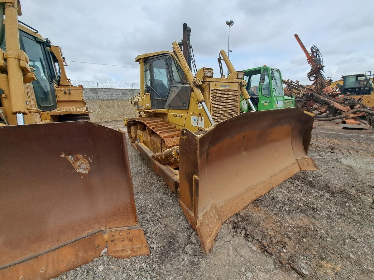 Bulldozer KOMATSU D65E-12 · Viana — image 1