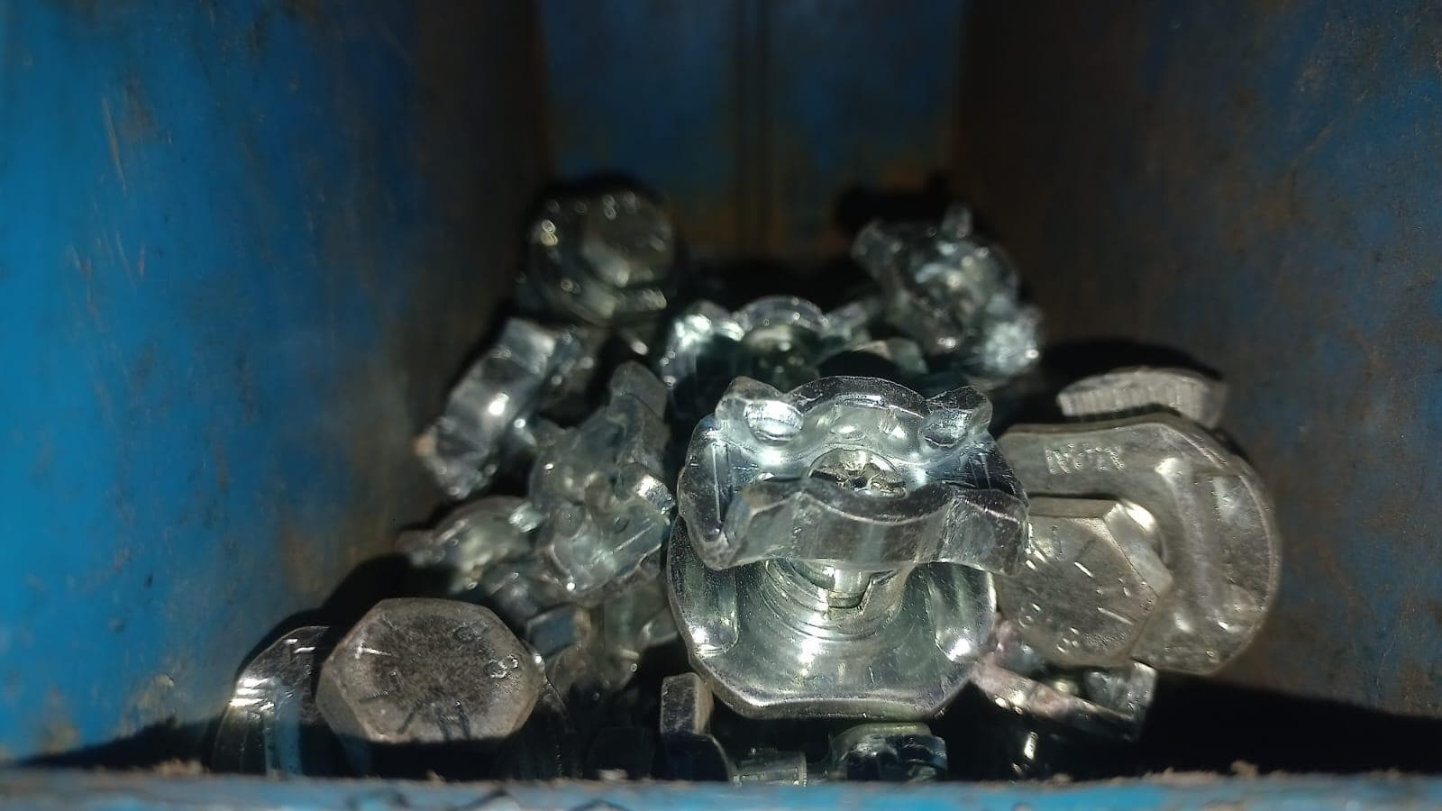 Armaduras de Candeeiros + Armaduras de Candeeiros + Armaduras de Candeeiros + Armaduras de Candeeiros + Perfís Metálicos L + Perfís Metálicos U + Diversos + Fichas + Bichas Pl2 plásticas + Transformadores de Corrente + Alicates grandes + Kit de Junção para Cabos + Fichas + Anilhas + Válvulas de encaixe + Cotovelos machos plasticos + CleanFit + Válvulas de Conexão + Niples + SuperLok + Grampos de Massa + Superlok fittings + HendiFit + Abraçadeiras Plásticas + HandiFit + Terminal de cabos CCG Iplus + Cabo de Rede + Circuit Breaker + Fitas inoxidáveis + Lâmpadas Florescentes Philips + Diversos + Glândulas de Compressão + Placas de montagem + Perfís Metálicos em L, parafucos e porcas + Cabo de rede + Arame Galvanizado + Peças metálicas + Parafusos com porcas em T + Buchas de Redução + Tubo Flexível + Cabo Eléctrico + Cabo Flexível + Armadura para Lampadas + Barras de junção + Diversos + Diversos parafusos com molas. + Armaduras Para Candeeiros + Rede para sombra + Cabo de Rede + Cabos de proteçao contra corrosão + Glandulas de Compressão + Glandulas de Compressão + Glandulas de Compressão + Glandulas de Compressão + Glandulas de Compressão + Glandulas de Compressão + Perfís metálicos + Glandulas de Compressão + Olofote + Diversos + Diversos + Diversos + Diversos + Rolos de cabos + Armaduras para Candeeiros + Porcas 10" + Glandulas de Compressão + Tampas de Condução + Diversos + Suporte de Condensador + Hanger Conp + Fichas + Programadores Siemens + Terminais + Cabo de Rede + Diversos + Diversos + Diversos + Corrente + Parafusos + Diversos + Glandulas de Compressão + Diversos + Glandulas de Compressão + Glandulas de Compressão + Grampos + Suportes Metálicos + Suportes metálicos + Diverso + Glandulas de Compressão + Olofotes + Armaduras para Lâmpadas + Rolos de Corrente + Diversos + Porcas + Olofotes + Diversos + Transmissor de Pressão + Peventores de Incêndio + Diversos + Diversos + Cabo Eléctrico + Diversos + Diversos + Digitor + Diversos + Connection + Diversos + Diversos + Censor + ROTHERBERGER 50-127mm 2"-5" OD + Diverso + Roda de medição + Contentor de 40P · — imagen 37