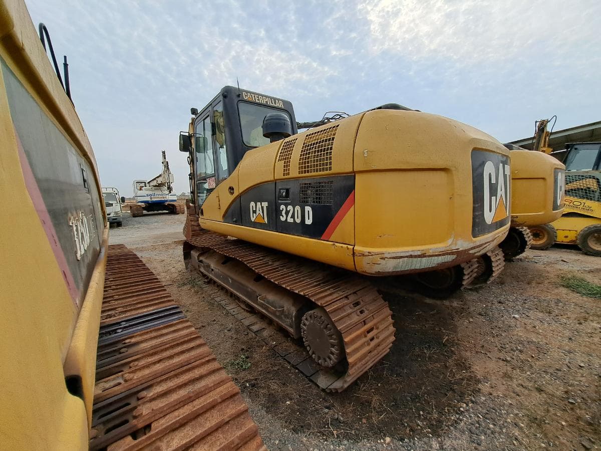 Escavadora (20 Ton.) CATERPILLAR 320D · Viana — image 2