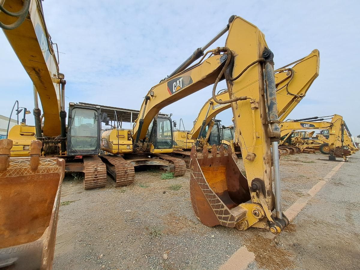 Escavadora (20 Ton.) CATERPILLAR 320D · Viana — image 4