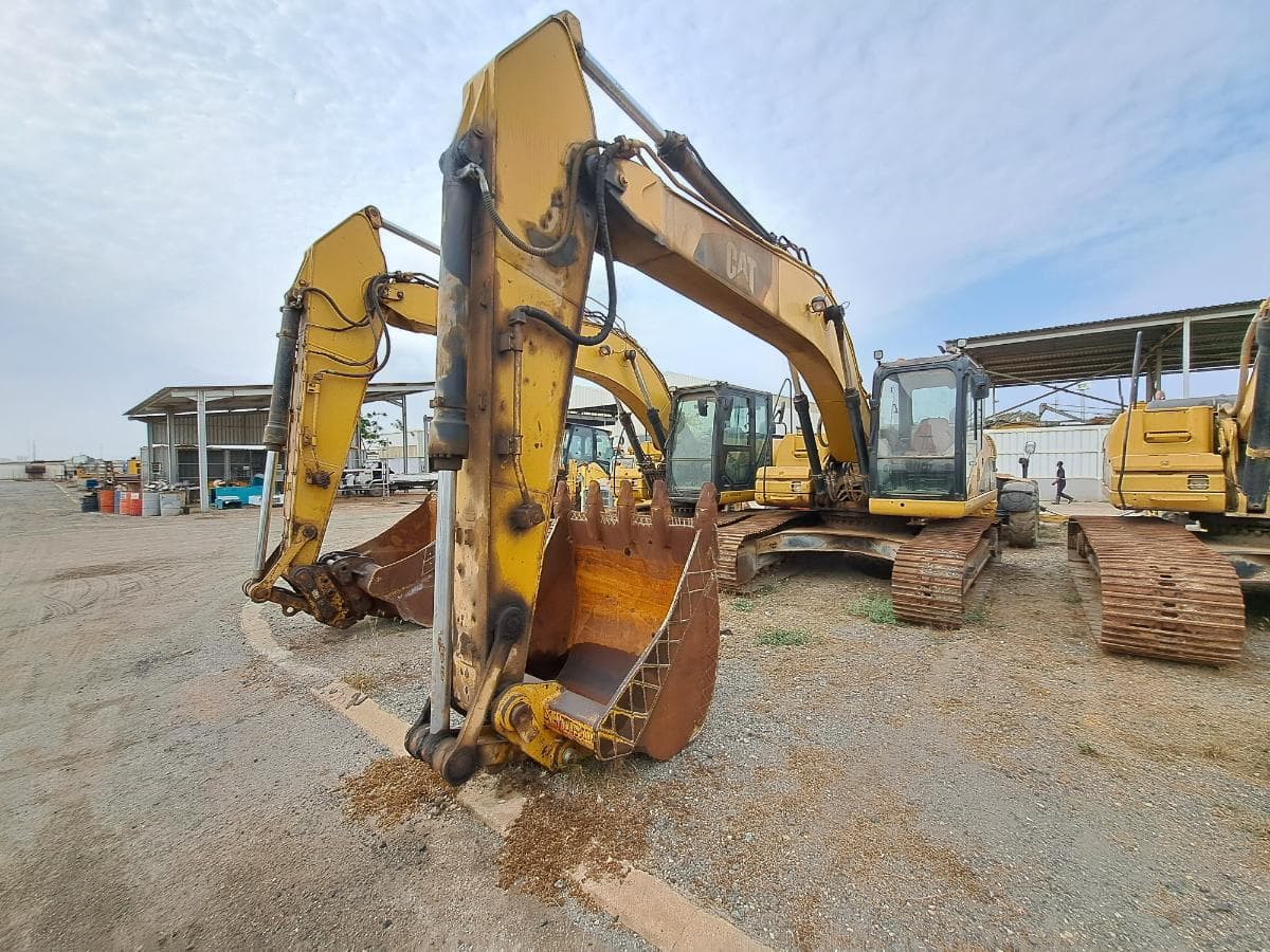 Escavadora (20 Ton.) CATERPILLAR 320D · Viana — image 1