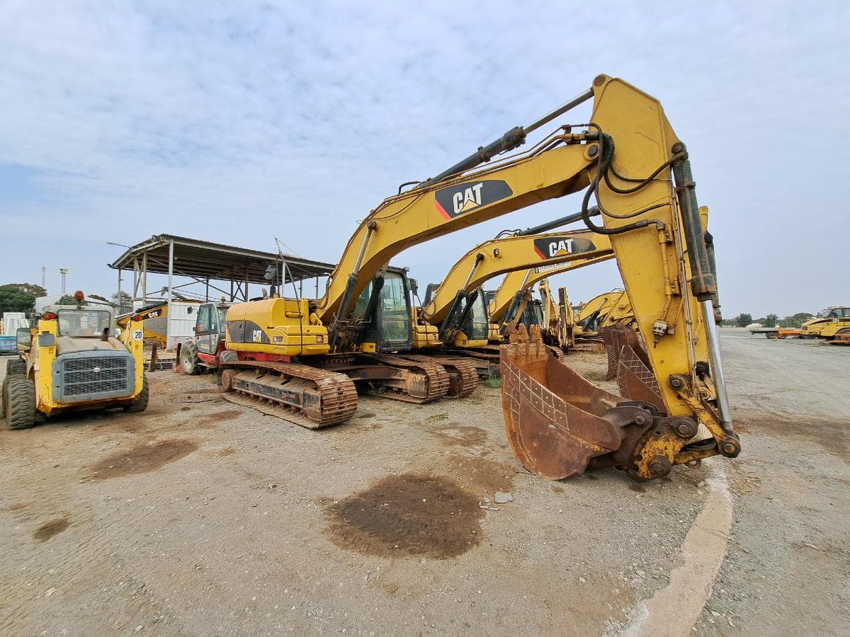 Escavadora (25 Ton.) CATERPILLAR 323D L · Viana — imagen 4