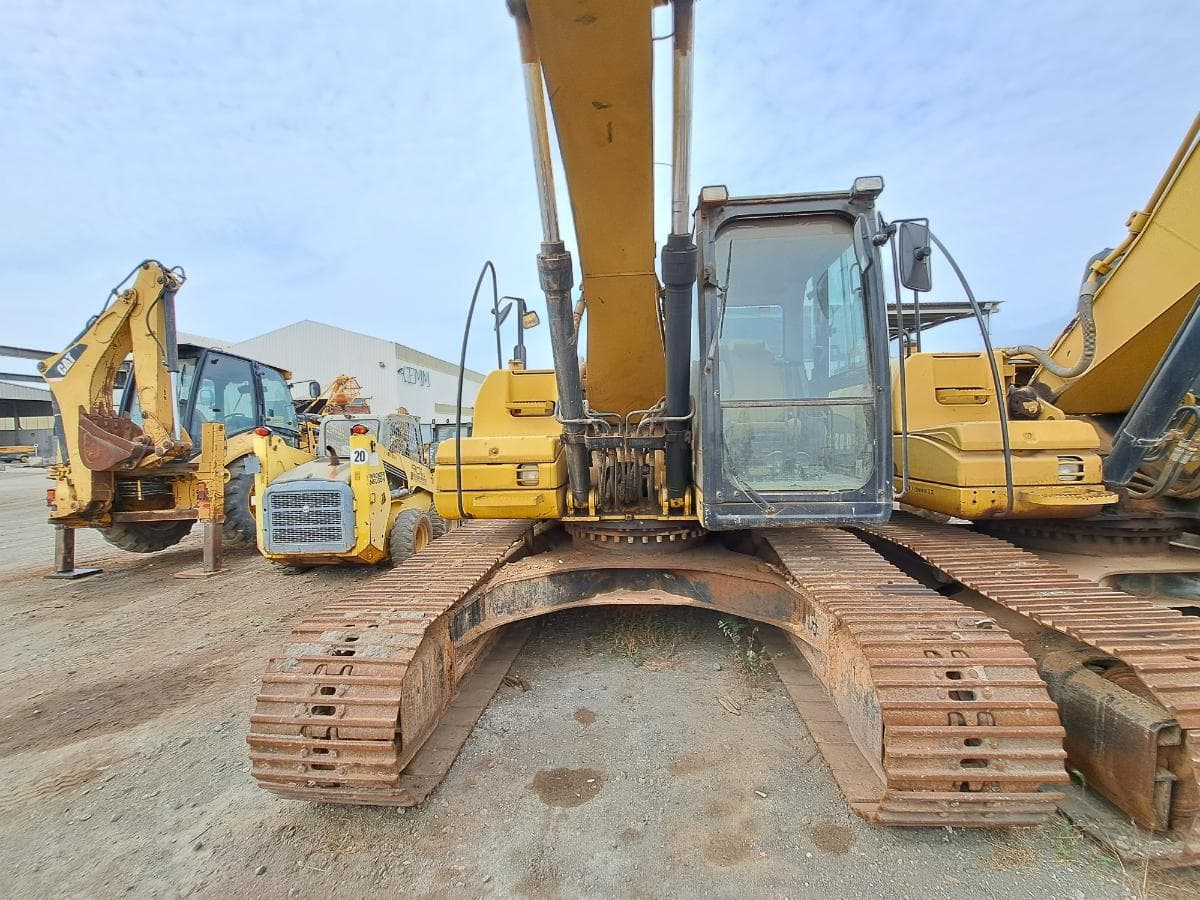Escavadora (25 Ton.) CATERPILLAR 323D L · Viana — imagen 3