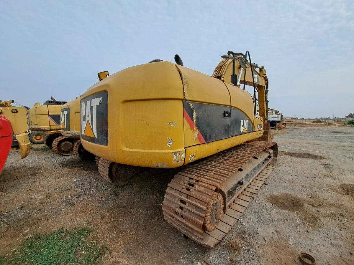 Escavadora (25 Ton.) CATERPILLAR 323D L · Viana — imagen 2