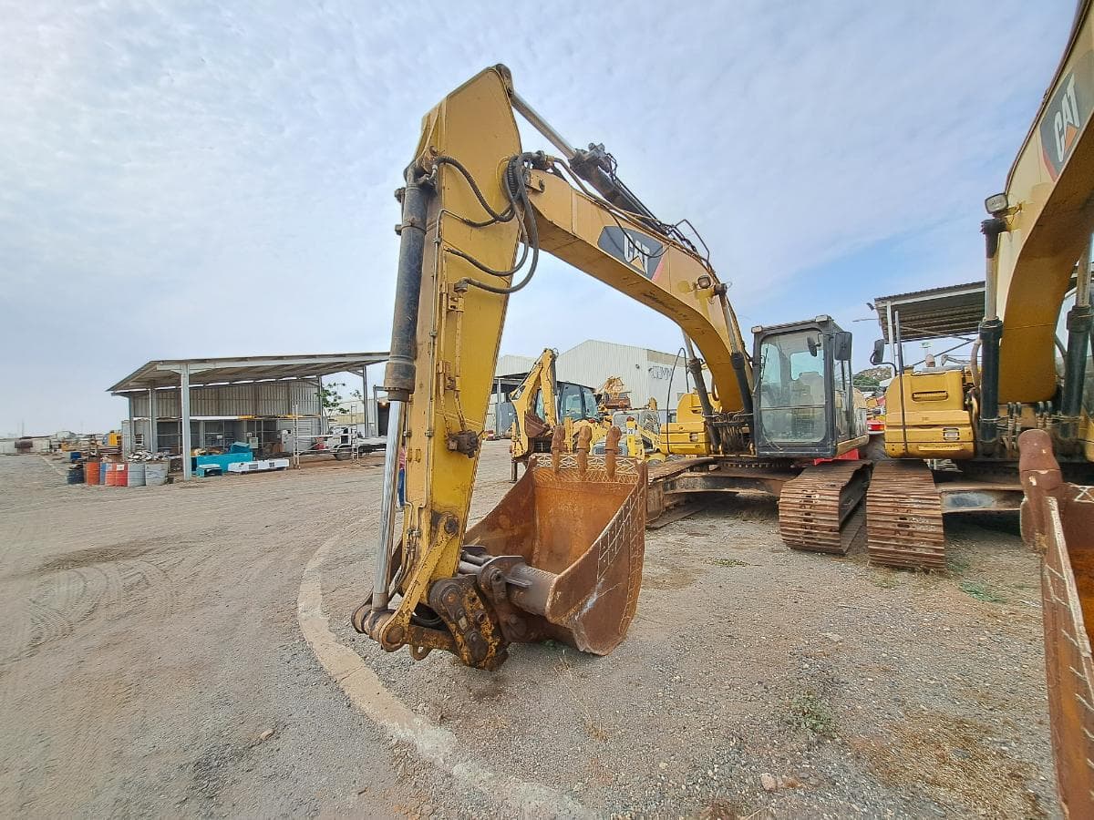 Escavadora (25 Ton.) CATERPILLAR 323D L · Viana