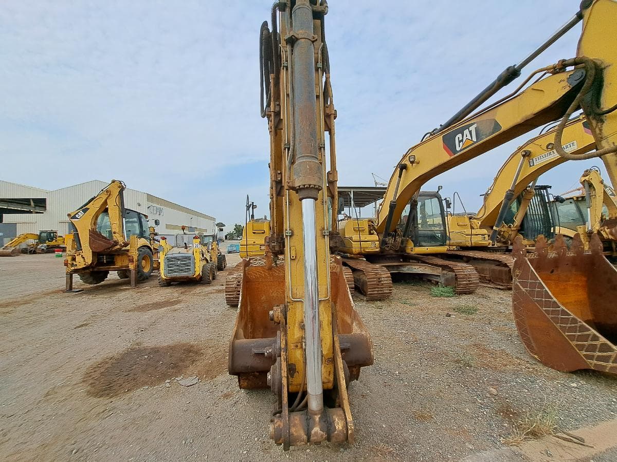 Escavadora (25 Ton.) CATERPILLAR 323D L · Viana — imagen 7