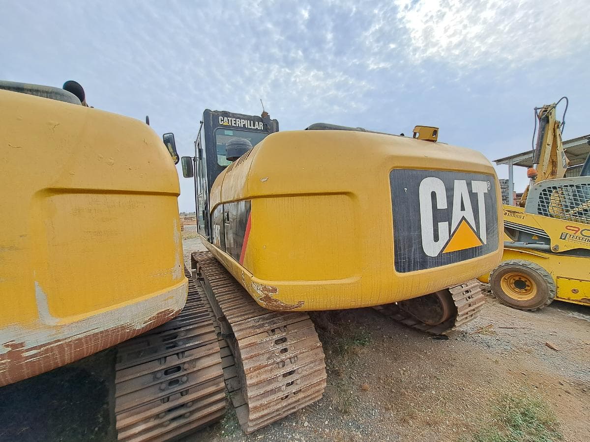 Escavadora (25 Ton.) CATERPILLAR 323D L · Viana — imagen 6