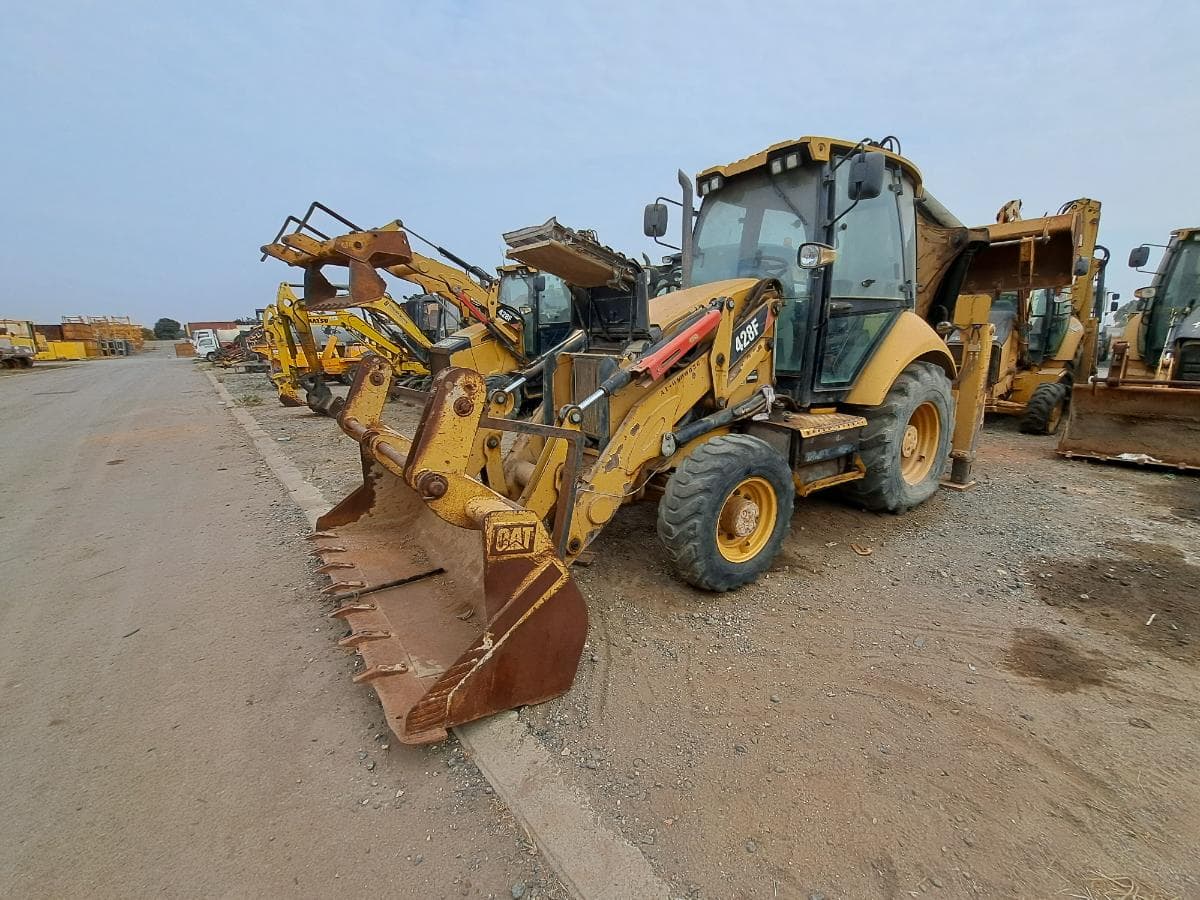 Retroescavadora (9 Ton.) CATERPILLAR 428F · Viana — image 1