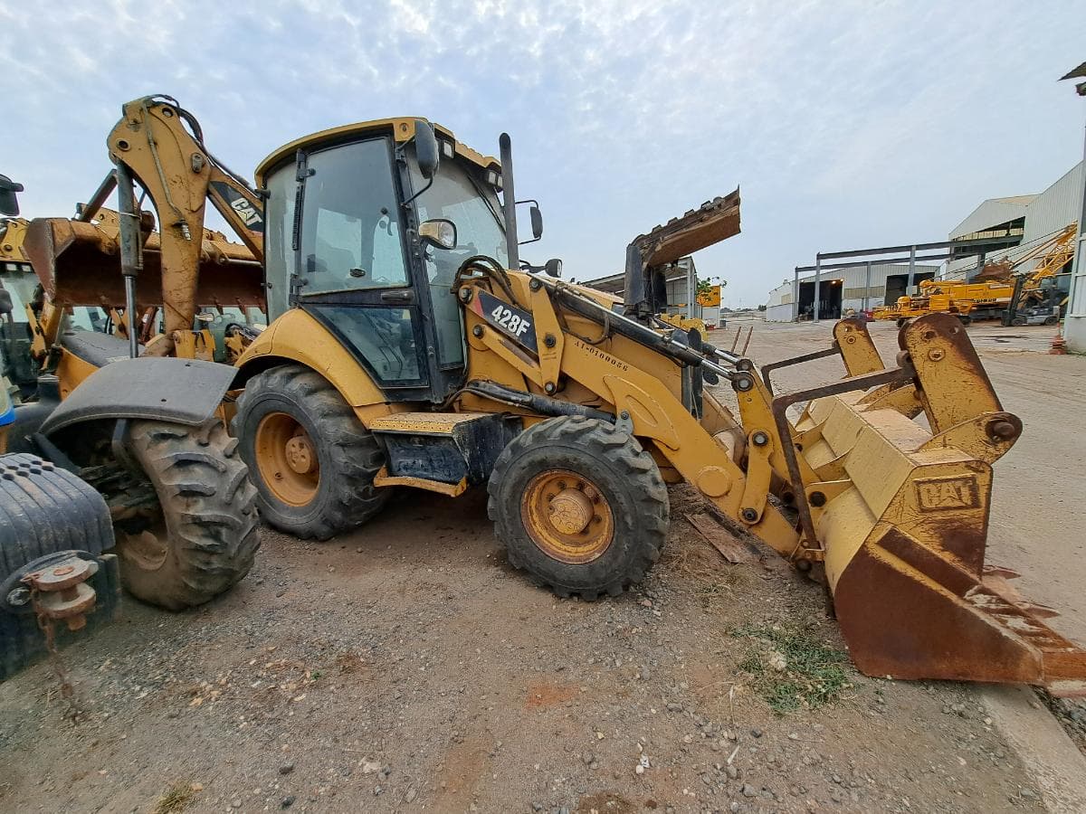 Retroescavadora (9 Ton.) CATERPILLAR 428F · Viana — image 3