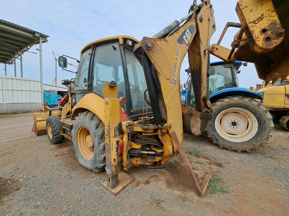 Retroescavadora (9 Ton.) CATERPILLAR 428F · Viana — image 2