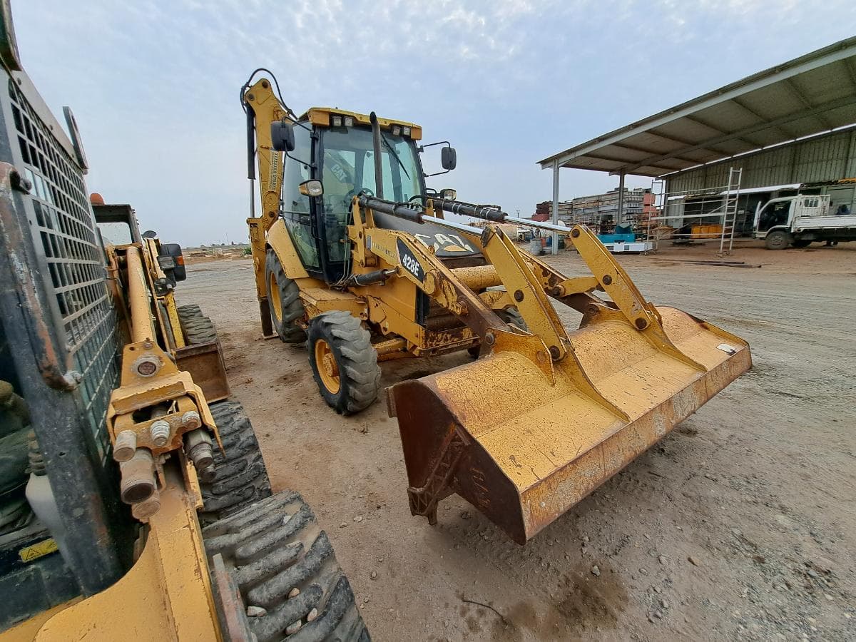 Pelleuse chargeuse (9 Ton.) CATERPILLAR 428E · Viana — image 6