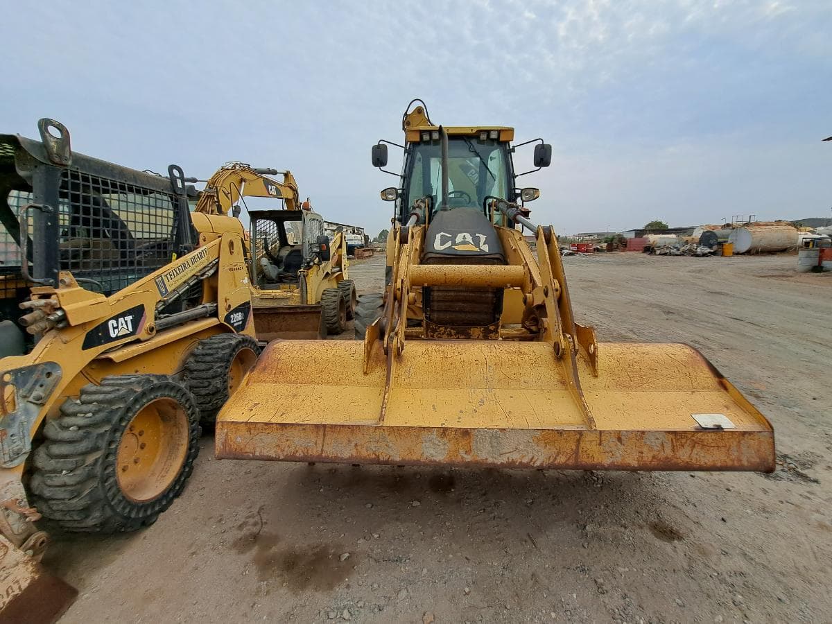 Pelleuse chargeuse (9 Ton.) CATERPILLAR 428E · Viana — image 2
