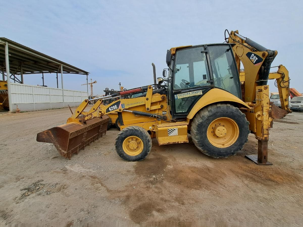 Pelleuse chargeuse (9 Ton.) CATERPILLAR 428E · Viana — image 3