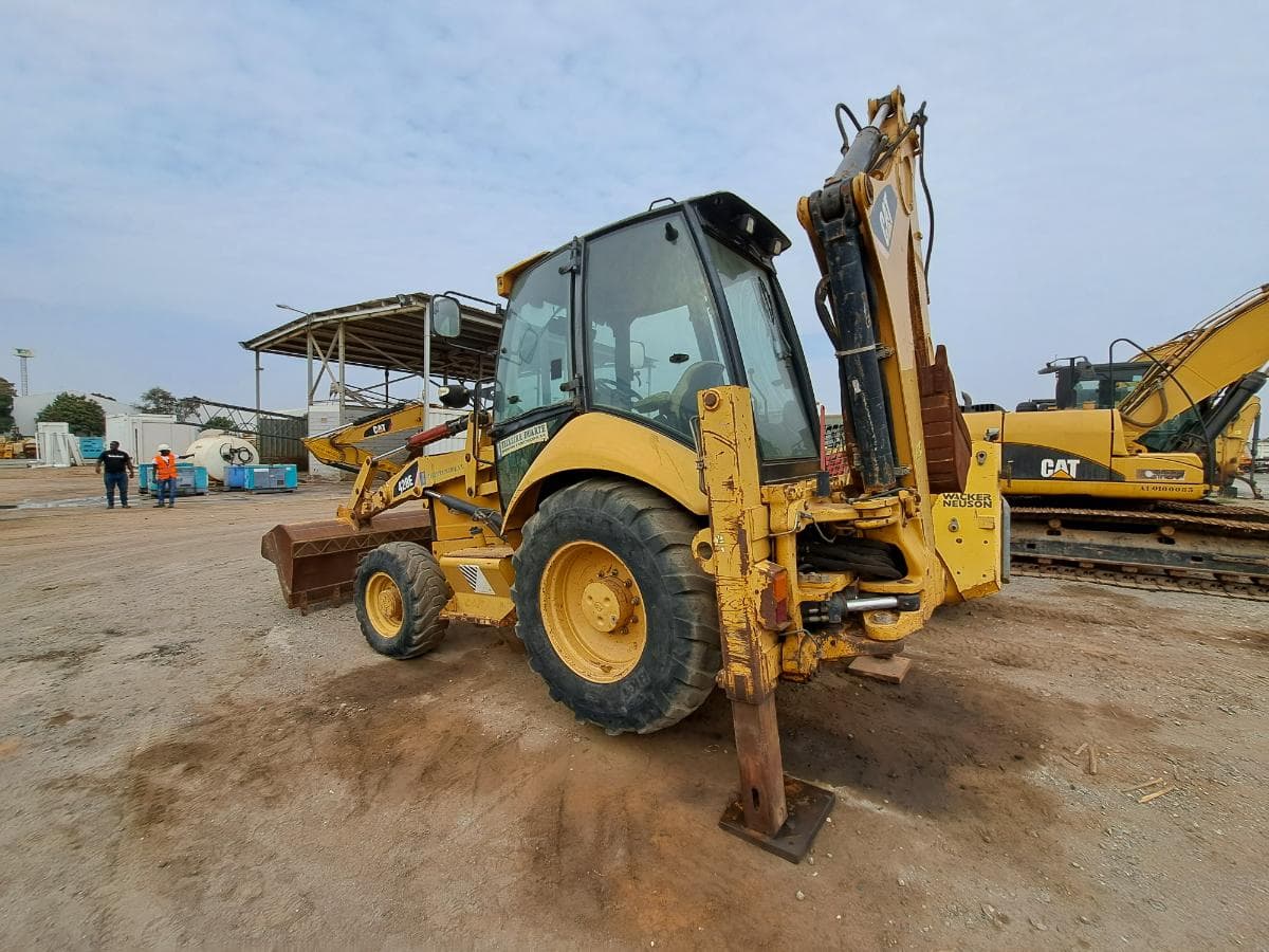 Pelleuse chargeuse (9 Ton.) CATERPILLAR 428E · Viana — image 4