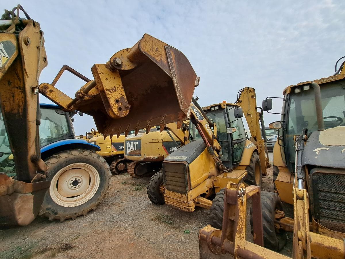 Retroescavadora (9 Ton.) CATERPILLAR 428E  · Viana