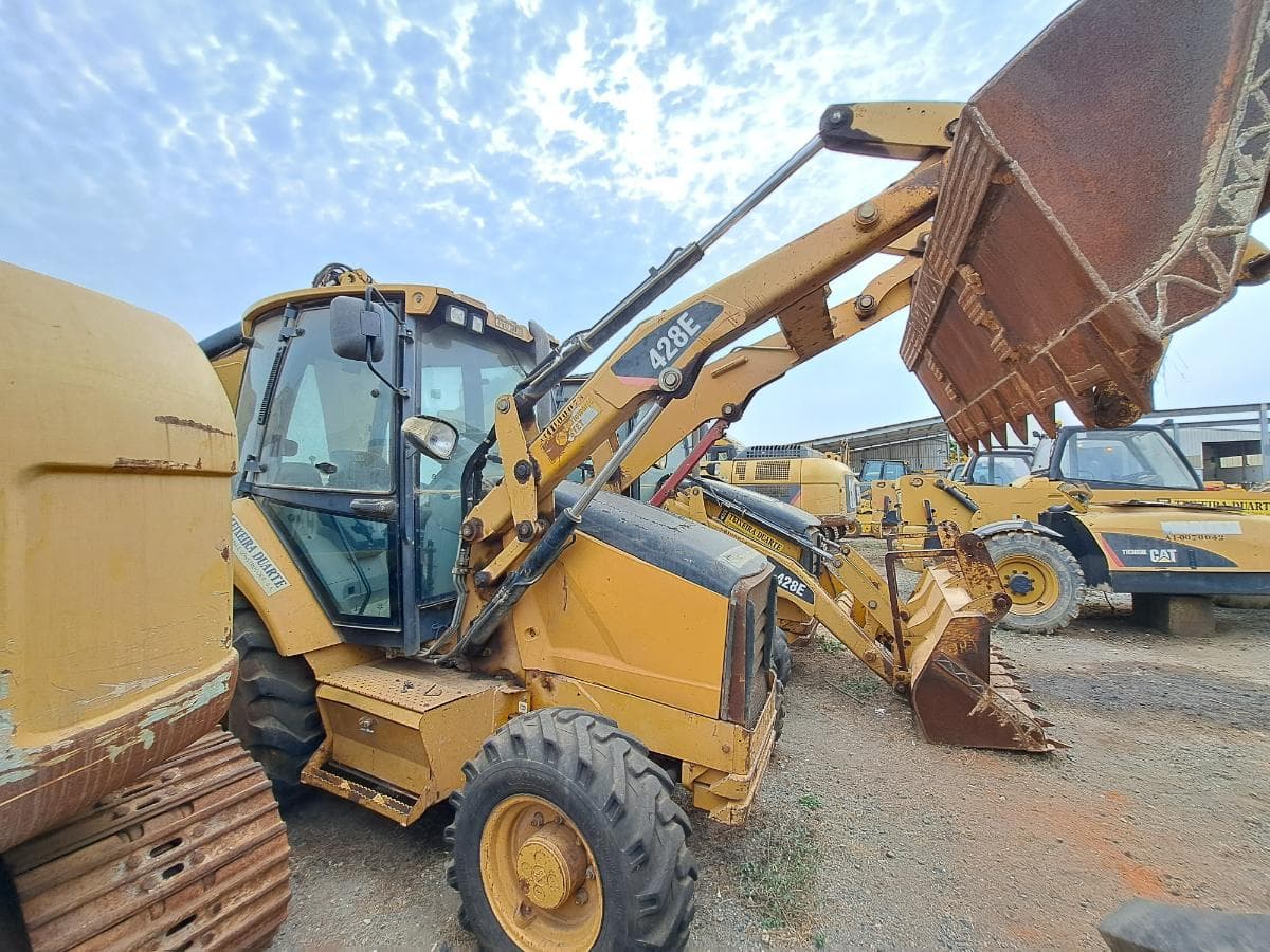 Retroescavadora (9 Ton.) CATERPILLAR 428E  · Viana — imagen 3