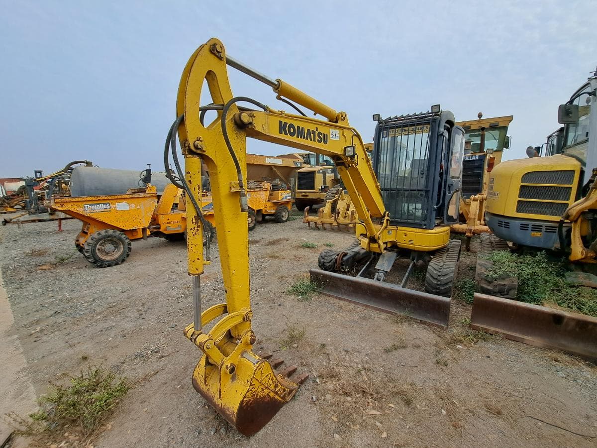 Mini giratória (4 Ton.) KOMATSU PC35MR-2 · Viana