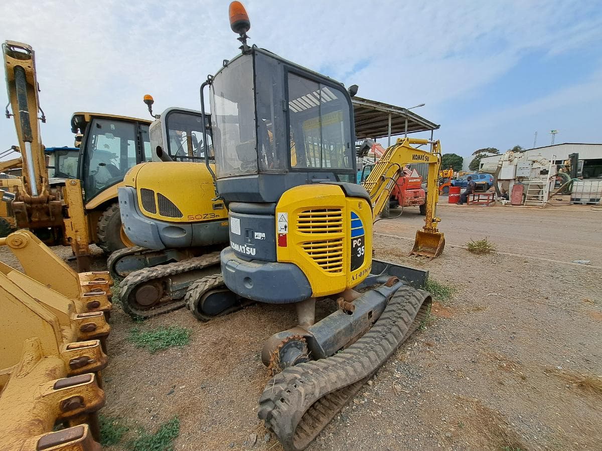 Mini giratória (4 Ton.) KOMATSU PC35MR-2 · Viana — imagen 7